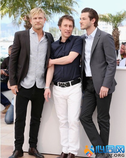 加斯帕德·尤利尔（右起）、导演Peter Webber与Bertrand Bonello今年5月现身戛纳影展宣传。