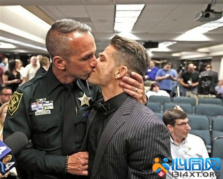 佛罗里达州同性婚姻合法 警察穿制服同性结婚