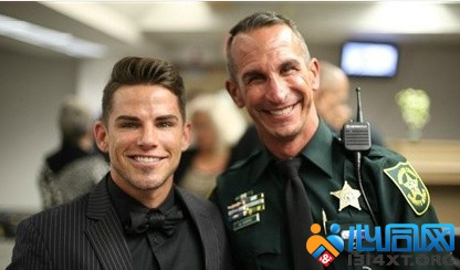 佛罗里达州同性婚姻合法 警察穿制服同性结婚