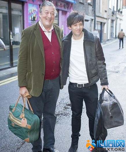 英国男演员斯蒂芬-弗雷(Stephen Fry)与同性恋男友Elliott Spencer
