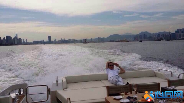 王征去年十月曾在社交网站分享在游艇上叹世界照片。