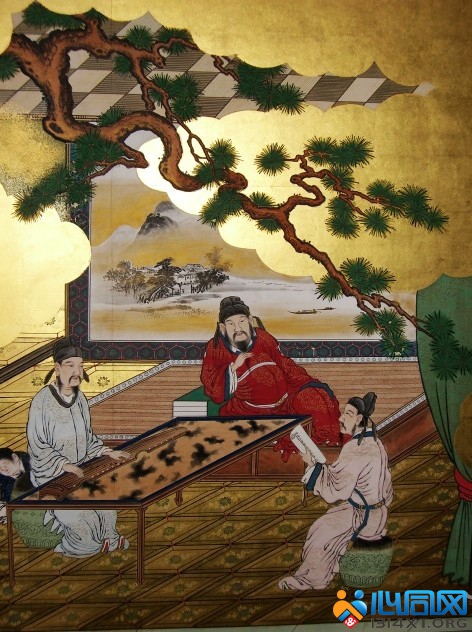 青松下中国文人正在抚琴读诗书。这些精美的画板都是江户时代的真迹。