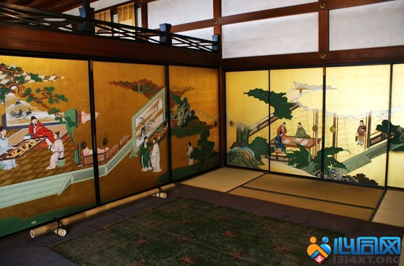 精美的拉门画，绘制的内容是反应古典中国文人情怀的“琴棋书画”