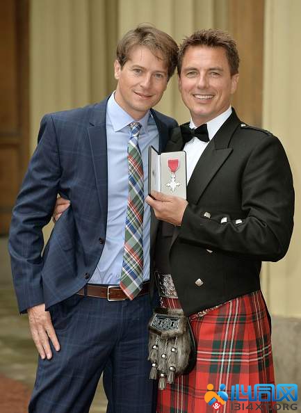 John Barrowman(与他的帅老公Scott)穿苏格兰裙领取勋章