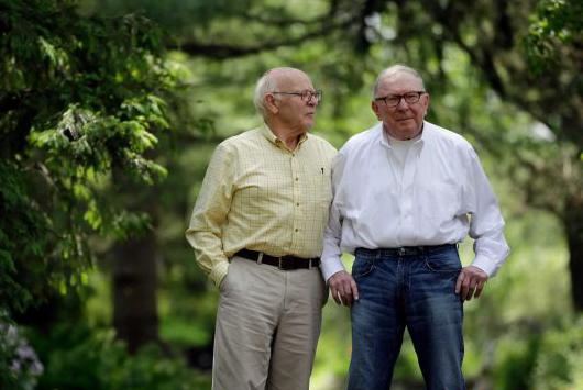 美国一对男同志情侣由伴侣变差2岁的“ 父子” 美国一对男同志情侣由伴侣变差2岁的“ 父子”