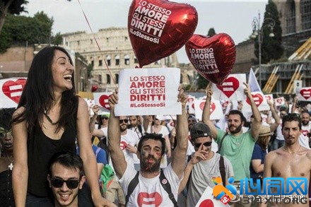 意大利首都罗马举行规模盛大的同性恋游行