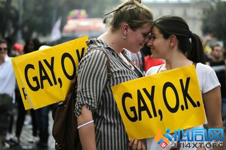 意大利首都罗马举行规模盛大的同性恋游行