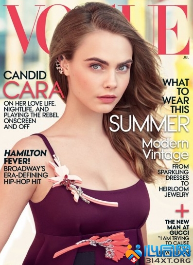 卡拉·迪瓦伊登上最新一期《Vogue》封面