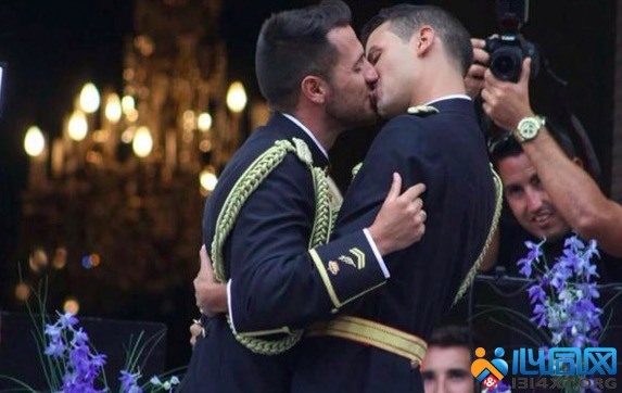 西班牙两位男警察结婚 亲友支持网友祝福
