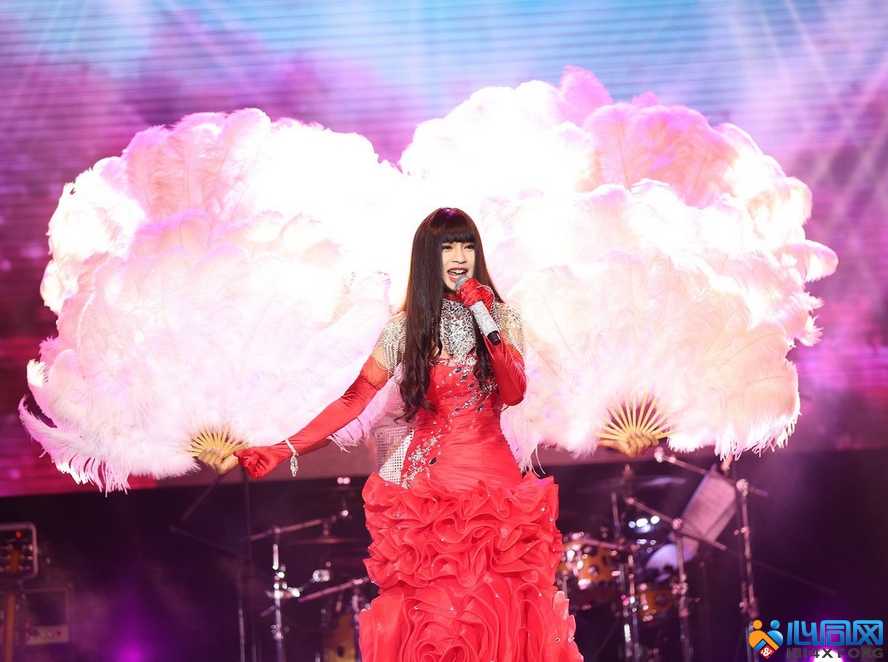 马来西亚变性歌手钟洁希化身“星辰女神”开个唱