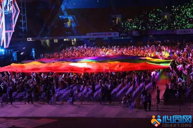 张惠妹乌托邦演唱会厦门站 现场传递巨幅彩虹旗