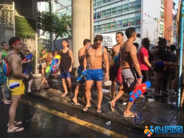 泰国泼水节堪比肌肉海天盛筵 名媛Gay的狂欢