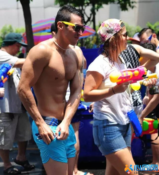泰国泼水节堪比肌肉海天盛筵 名媛Gay的狂欢