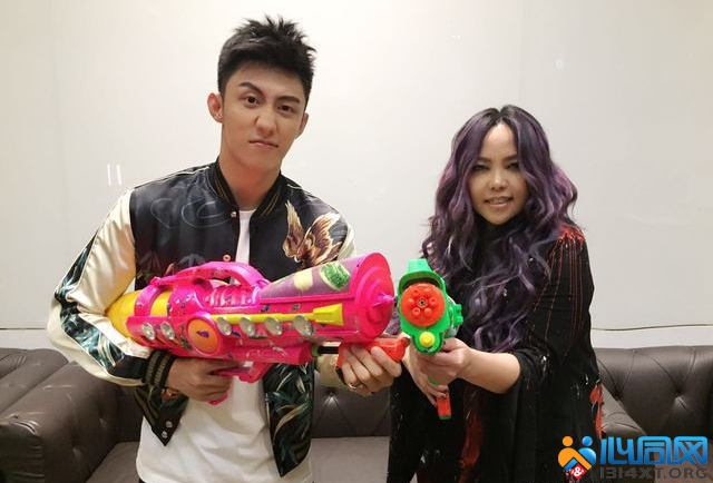 张惠妹（右）与黄景瑜拿水枪，要让歌迷“湿身”。
