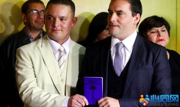 智利：男警察和同性伴侣高调领证