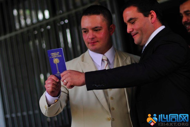 智利：男警察和同性伴侣高调领证
