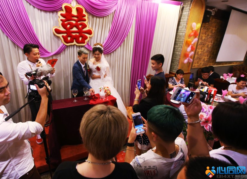 实拍广西桂林一对90后女同性恋人的婚礼