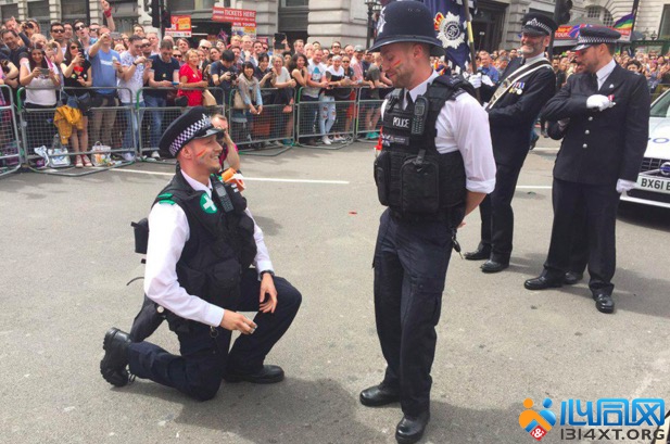 伦敦同志游行男警察当场向男友求婚