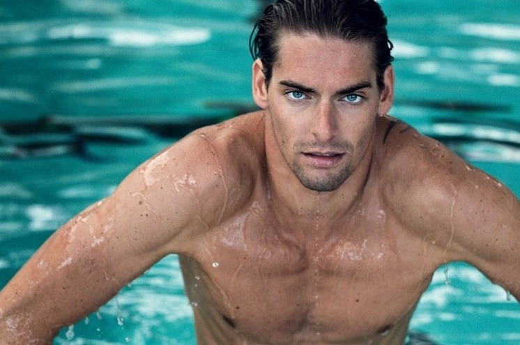 法国队游泳好手卡米尔拉库尔有着和西班牙超级男模Jon Kortajarena相似的粗犷脸庞