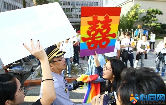 台湾同性婚姻合法遇阻 万人静坐牧师北上抗议