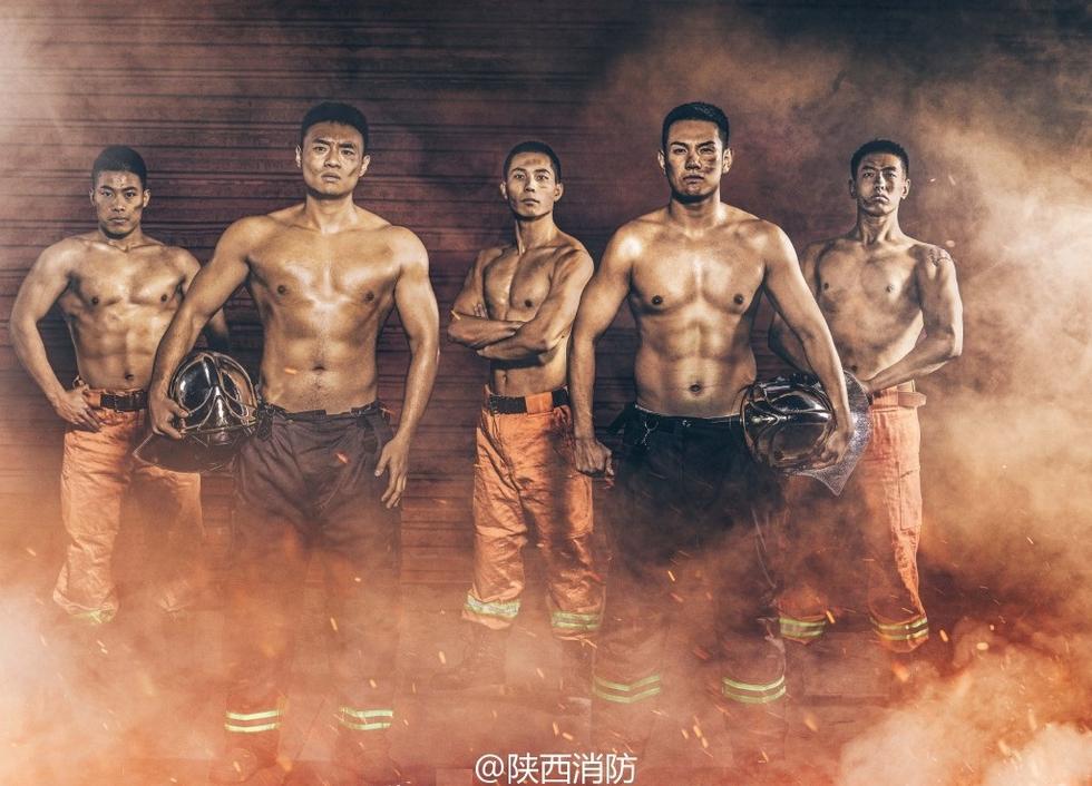 逆行的男神！2017中国消防员猛男月历