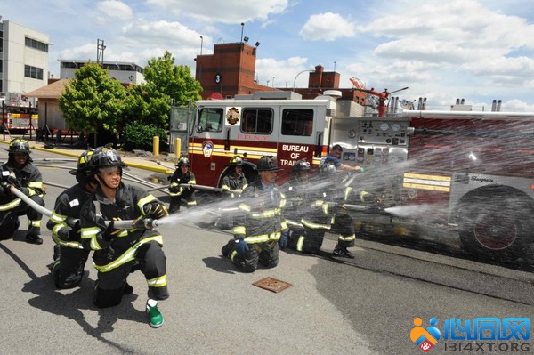 纽约：菜鸟消防员遭同僚“睾丸洗脸”霸凌
