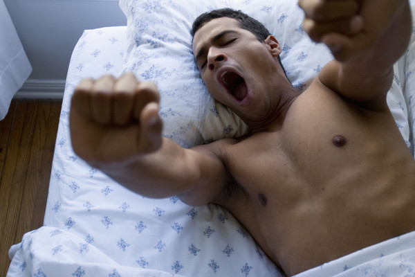 男人裸睡好处多，还能享受与床被间的“肌肤之亲”。