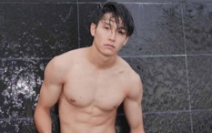 ͬ־ɫƬԼ ǰս͸¶ȥ