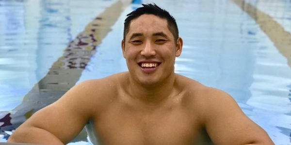 美国军校亚裔游泳队长胆怯向队友出柜 美国军校亚裔游泳队长胆怯向队友出柜