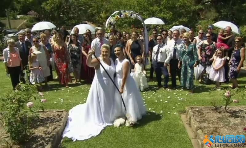 澳大利亚首对同婚！一对女同志伴侣走红毯