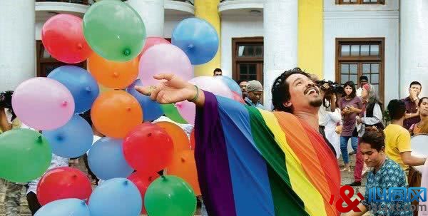 印度政府裁定修改同性恋法律，有部分市民喜开颜笑。