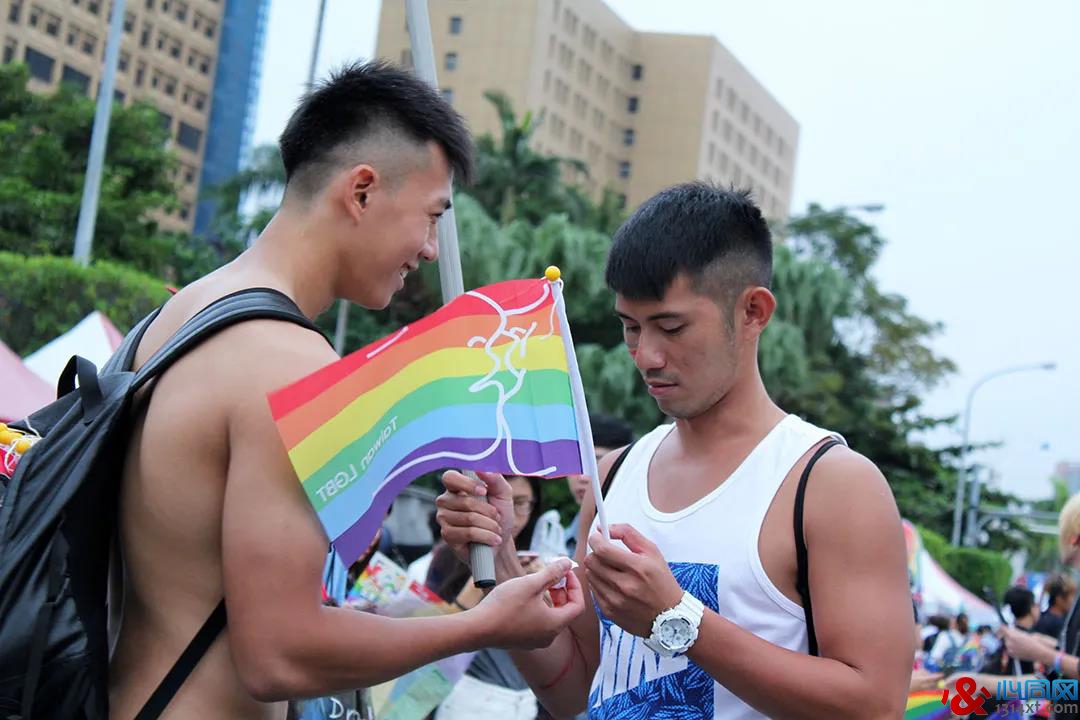 台湾同性伴侣家庭 爸爸妈妈仍叫爸爸妈妈