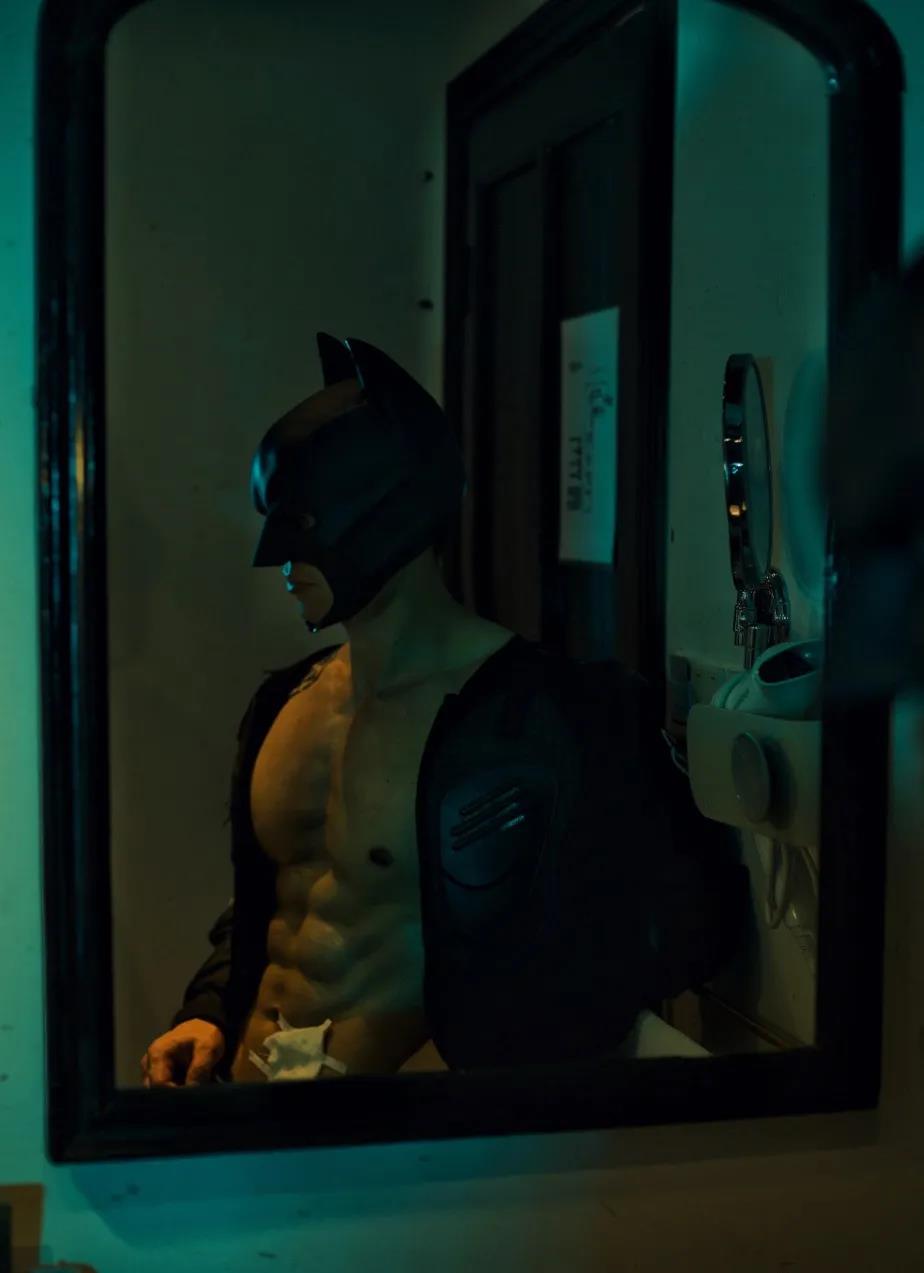 肌肉男模扮装化身“蝙蝠侠”