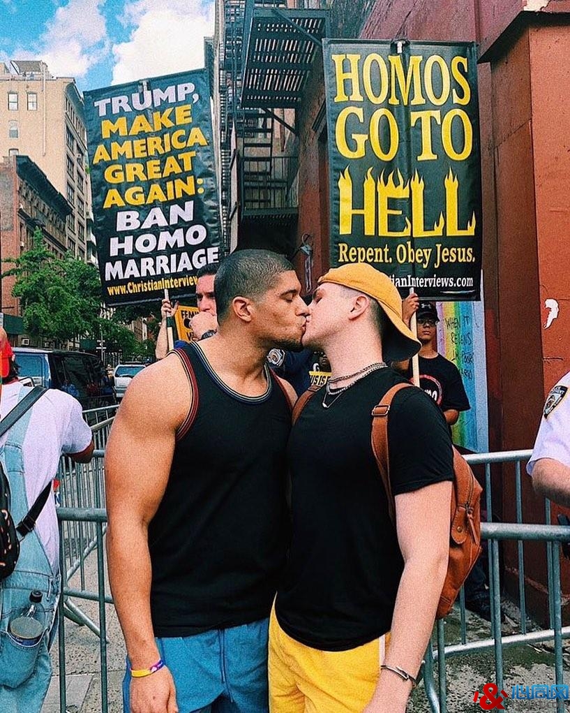美国职业摔角手Anthony Bowens当街热吻男友