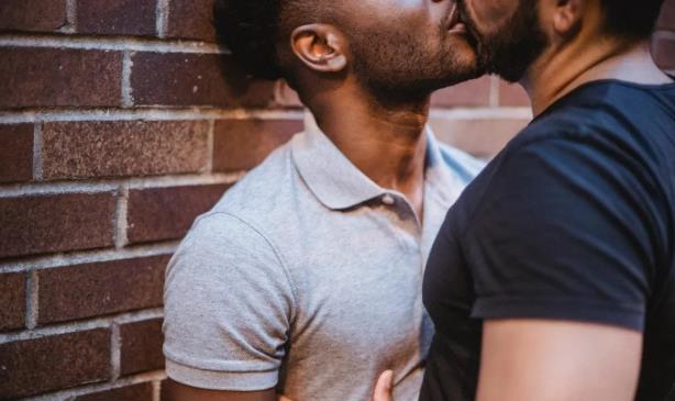 为什么有些异性恋男性会和同性发生性行为？