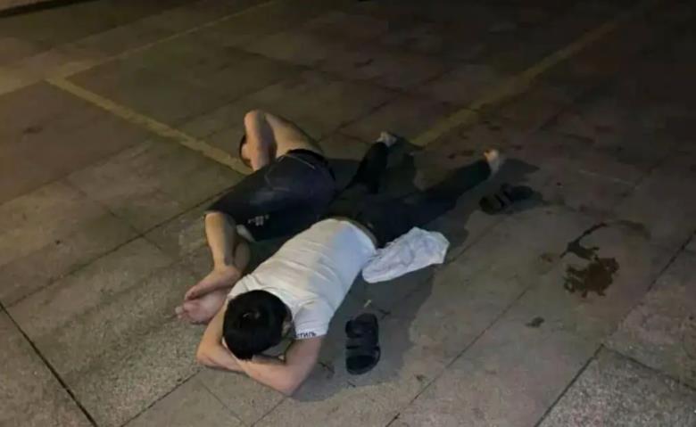 深圳男子醉倒街头被流浪汉捡尸猥亵 花三千治疗性病