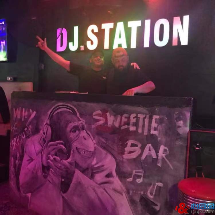 泰国曼谷是隆路上的蹦迪嗨舞酒吧DJ.station