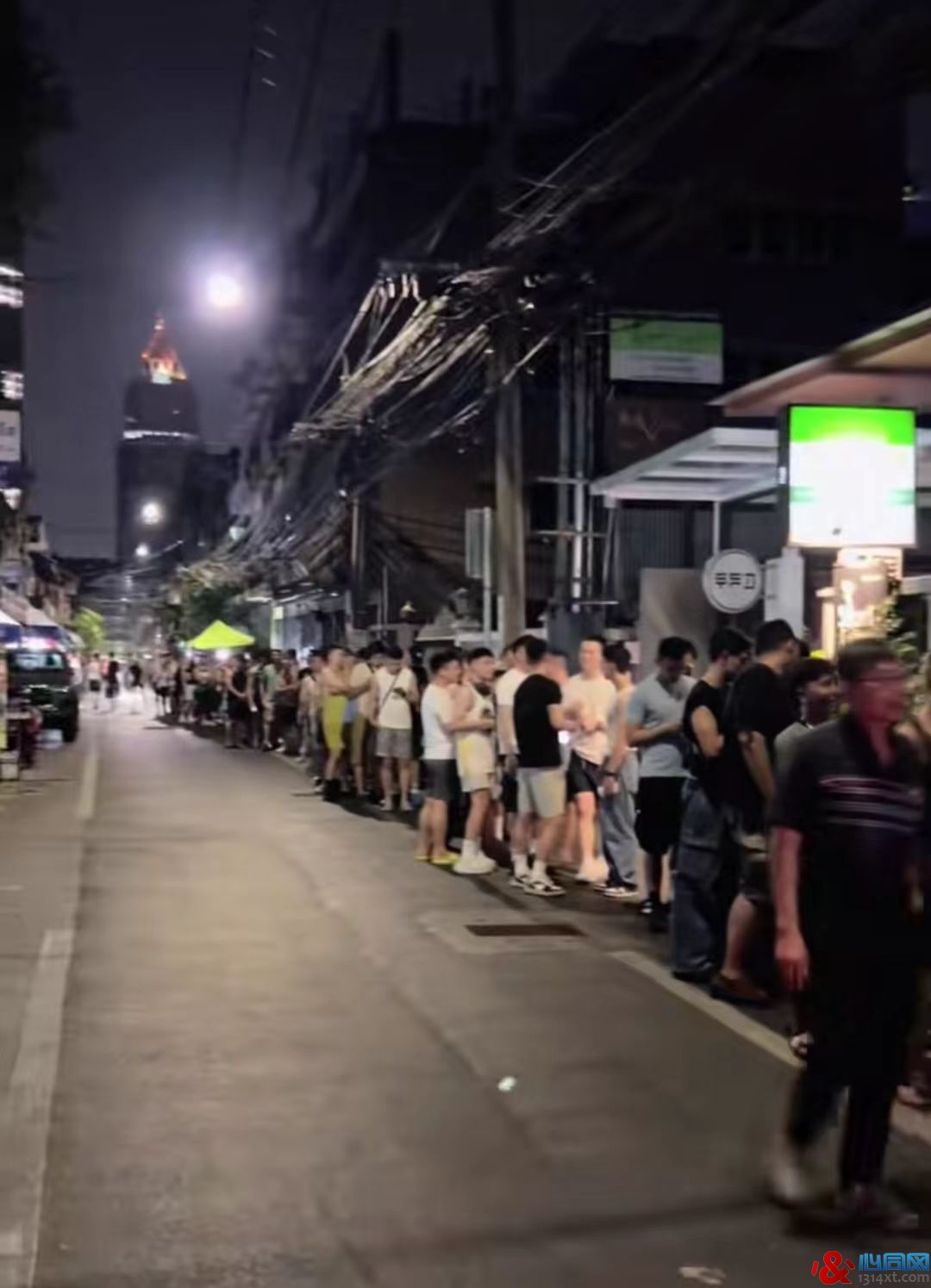 曼谷彩虹日记:热门桑拿大排长队 本土小众却人气冷清