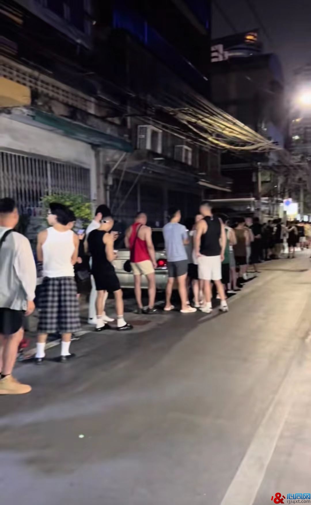 曼谷彩虹日记:热门桑拿大排长队 本土小众却人气冷清