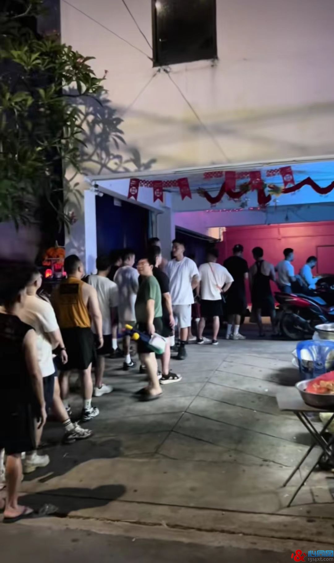 曼谷彩虹日记:热门桑拿大排长队 本土小众却人气冷清