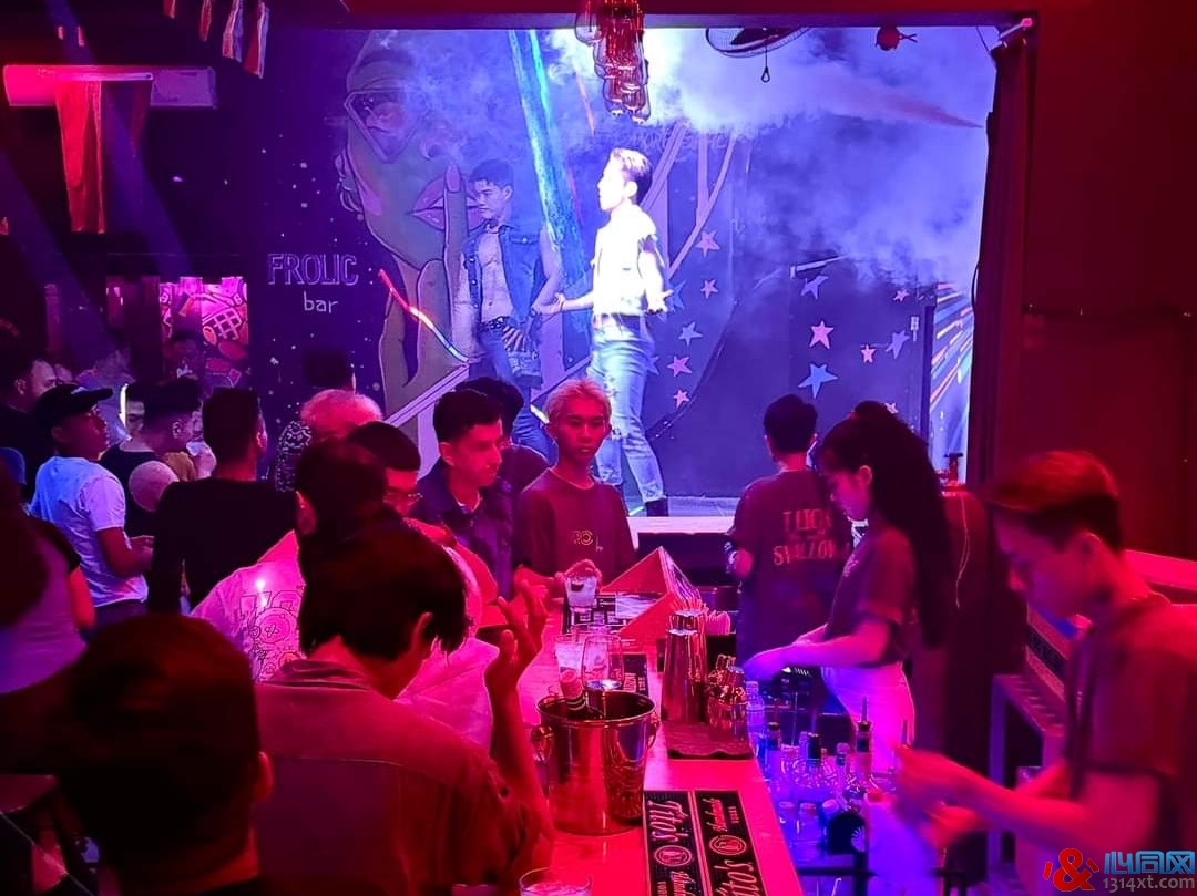 ��־���ư�Frolic Bar�賿��Ϯ����� �⼮�˿ͱ�������������