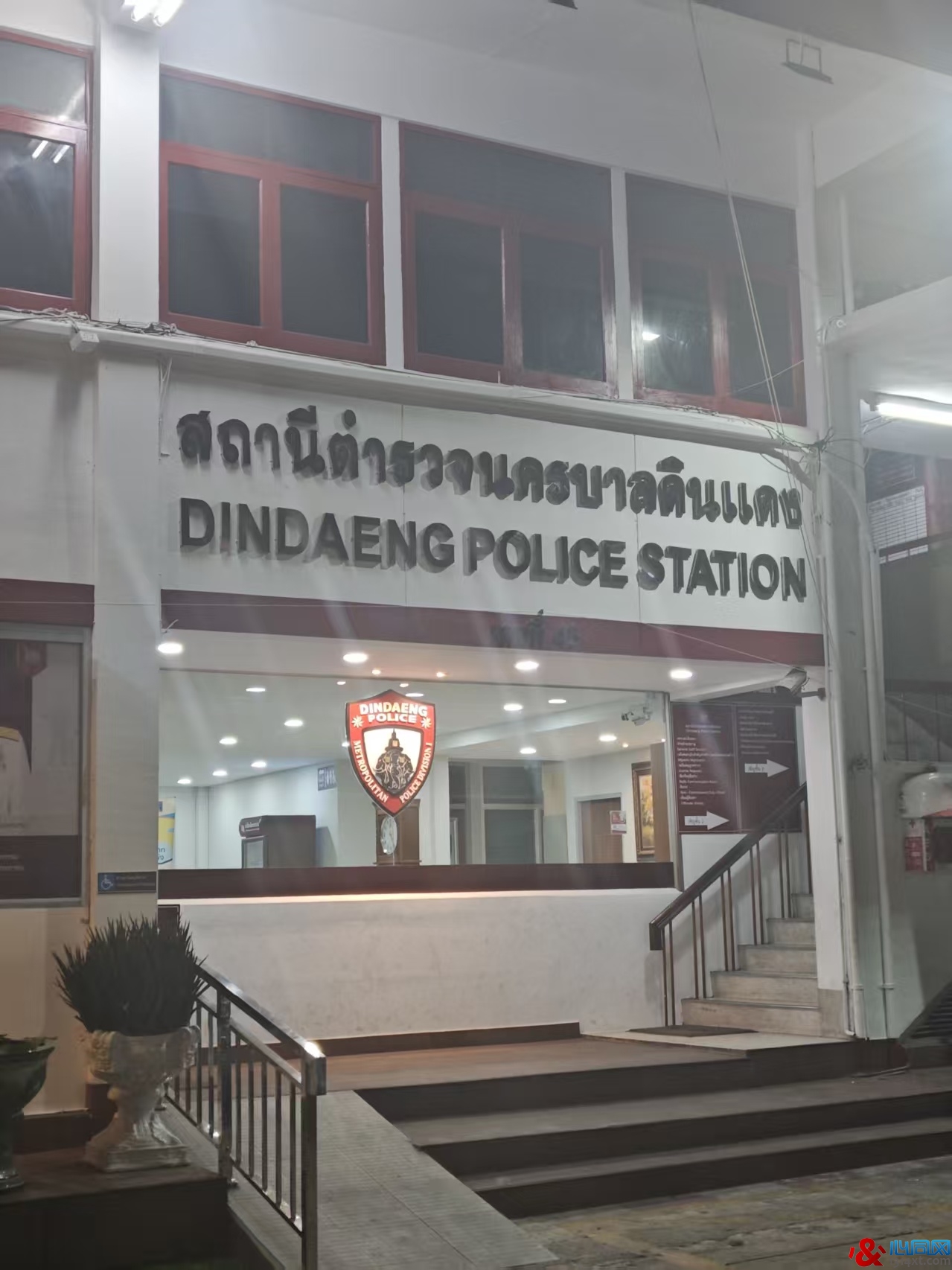 请打开包接受检查——正在曼谷街头发生!是隆沙吞成“重点区域”