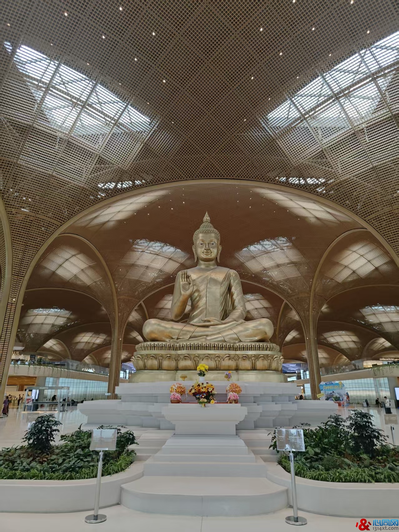 德崇国际机场内的大型佛像