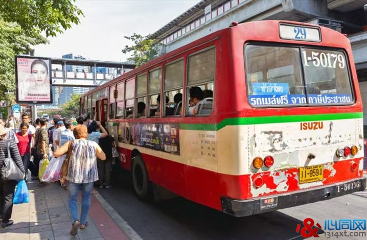 曼谷8泰铢无空调公交车即将全面退役 神奇的77路公交车